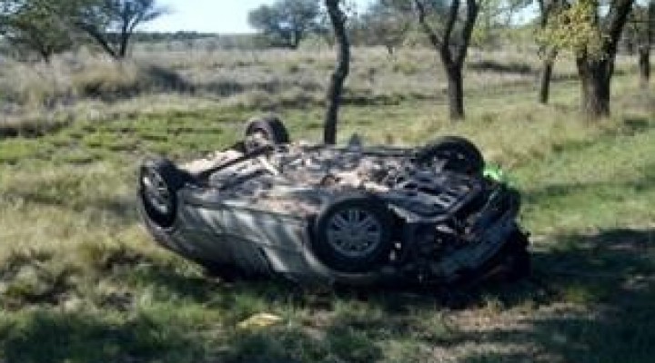 Vuelco sin lesiones en ruta 10