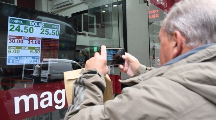 Fuerte devaluación: el Central ofrece dólares a $25