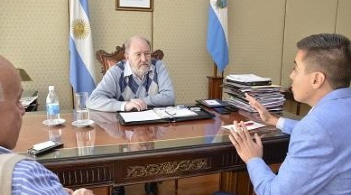 EL GOBERNADOR DESTINÓ 5 CUADRAS DE ASFALTO Y UNA COMBI CERO KILÓMETRO PARA TELÉN