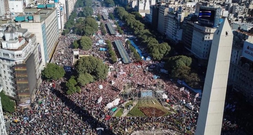 Masiva manifestación en el Obelisco