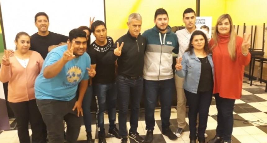 HAY QUE GESTIONAR, HAY QUE IR, HAY QUE ESPERAR, HAY QUE GOLPEAR PUERTAS,  ESPERAR SENTADO EN UN SILLÓN NO LOGRAS NADA 