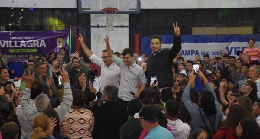 MIKI VILLAGRA CERRO SU CAMPAÑA ANTE UNA MULTITUD EN COCHICO