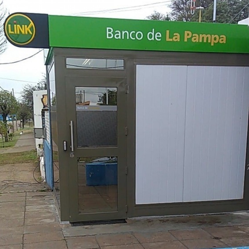 CARRO QUEMADO:USAN CAJERO AUTOMÁTICO COMO BAÑO PUBLICO
