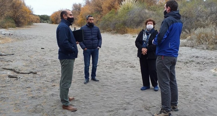 Funcionarios pampeanos constataron el cauce seco del río Atuel: Labraron acta para enviar a la CSJ