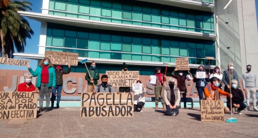 Protesta en el Centro Judicial contra el fallo que dejó libre a un abusador 