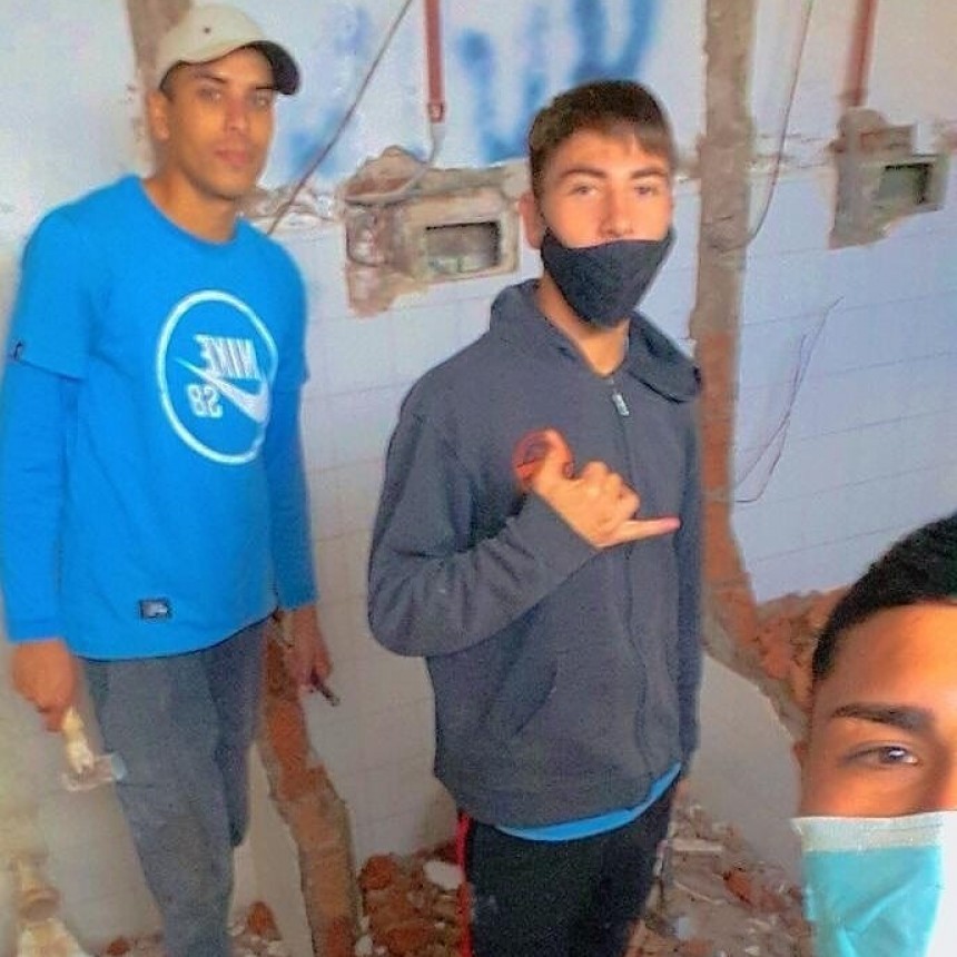 JUGADORES DE COCHICO REFACCIONAN LOS BAÑOS DEL CLUB