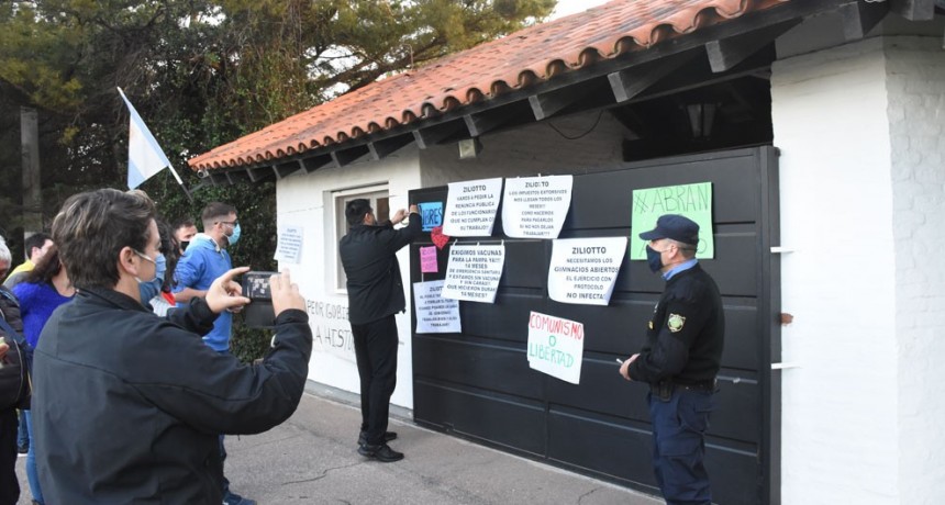Caravana opositora: altercados con la policía y pegatina en la Residencia del gobernador