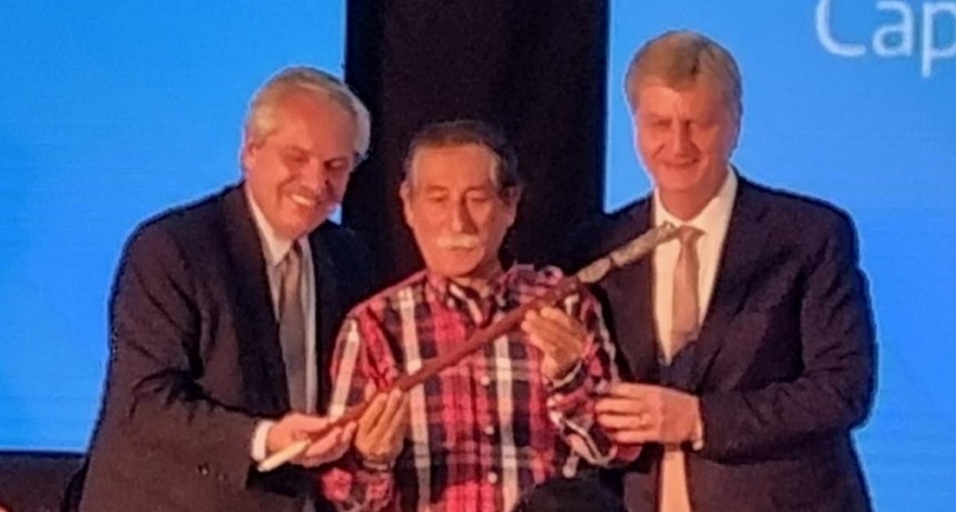 Coco Sanez le entregó un bastón de mano al Presidente Fernandez en su visita a General Pico