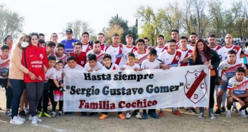 Cochico y un emotivo homenaje a Sergio Gomez