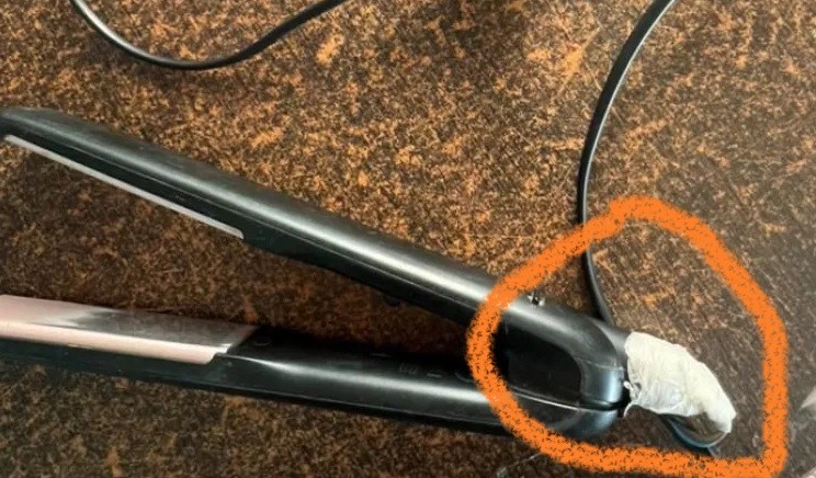 Se planchaba el pelo y casi terminó electrocutada, la salvo la policia