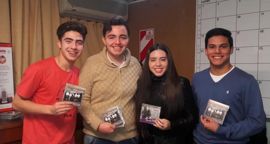 JESÚS PÁEZ Y SU GRUPO DE VICTORICA Y SERENA GAMBOA DE LUAN TORO GANADORES DEL PREMIO 