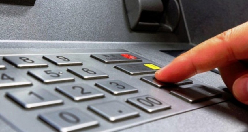 Empleados estatales perciben haberes del mes de junio