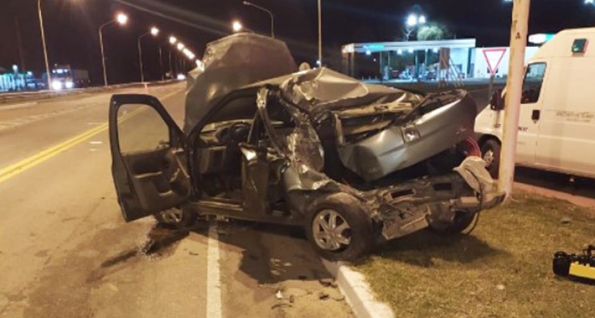 Casi una tragedia; Un acoplado pasó por arriba un auto y no hubo heridos