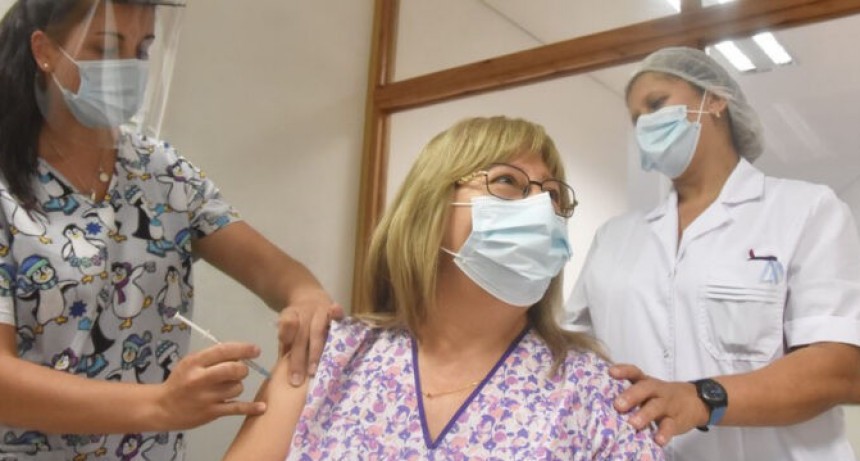 LA PAMPA COMIENZA A VACUNAR A MAYORES DE 18 Y EMBARAZADAS CON FACTORES DE RIESGO
