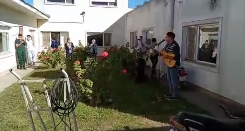 EL VICTORIQUENSE MATIAS GODOY CON SU MUSICA, SE SUMA A SALUD PARA ALIVIAR EL PROCESO DE RECUPERACIÓN DE LOS PACIENTES CON COVID
