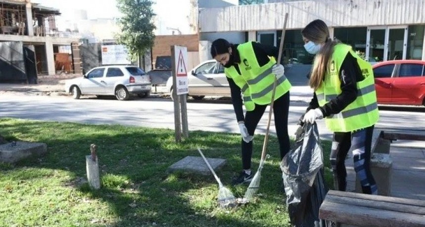 Coronavirus: fueron a fiestas clandestinas y ahora los obligan a barrer veredas y mantener plazas