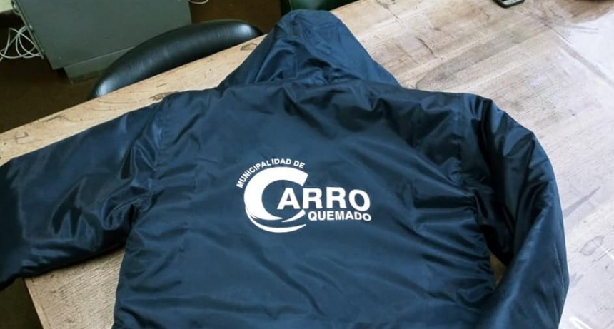 CARRO QUEMADO: ENTREGAN VESTIMENTA DE ABRIGO A PERSONAL MUNICIPAL
