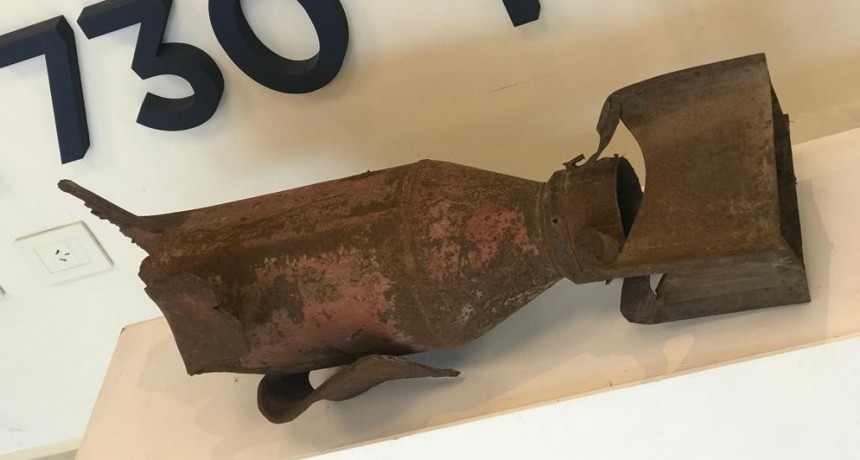 Recuperan restos de una de las bombas que cayó en el predio de Radio Nacional Santa Rosa