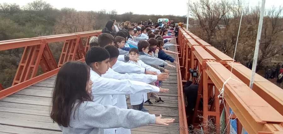 Emocionante promesa de lealtad a la bandera en el Puente de los Vinchuqueros
