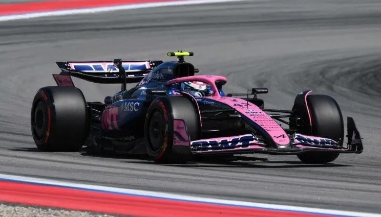Colapinto aprovechó el safety car, ganó cuatro lugares y finalizó 15° en España