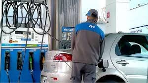 Playeros en extinción: YPF cobrará menos a quienes carguen combustible de madrugada