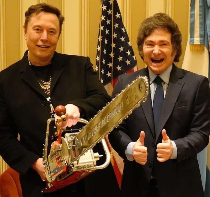 SE LA REGALÓ Y LA USO....ELON MUSK CORTO CON DONALD TRUMP