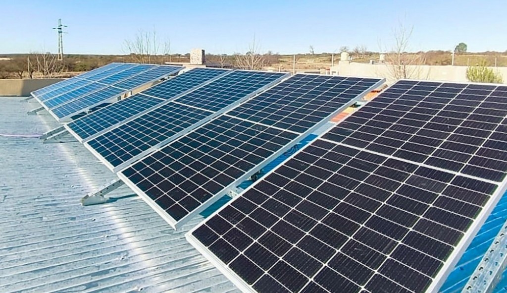 CALANDRI INSTALÓ EL PRIMER SISTEMA DE ENERGIA RENOVABLE CON INYECCIÓN A LA RED EN ACHA