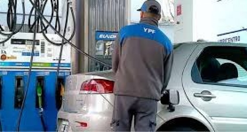Playeros en extinción: YPF cobrará menos a quienes carguen combustible de madrugada