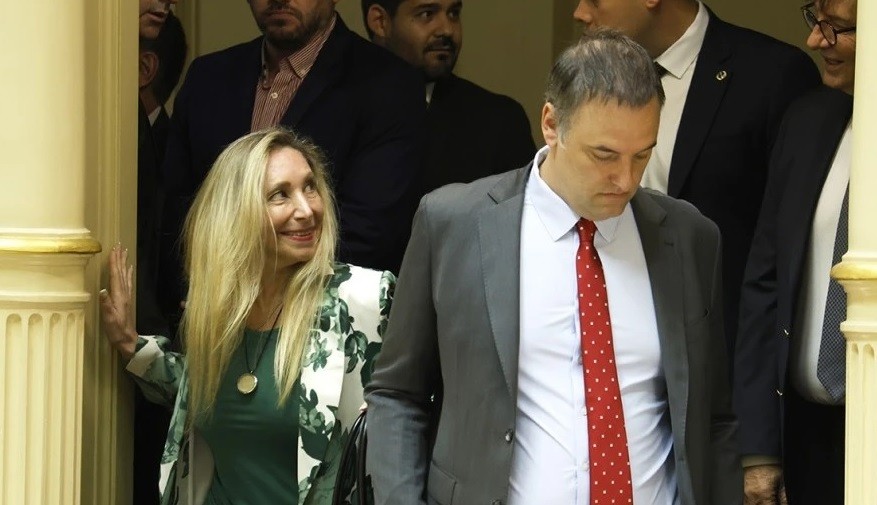 Karina analiza exiliar a Adorni y le buscan un consulado para evitar el Senado