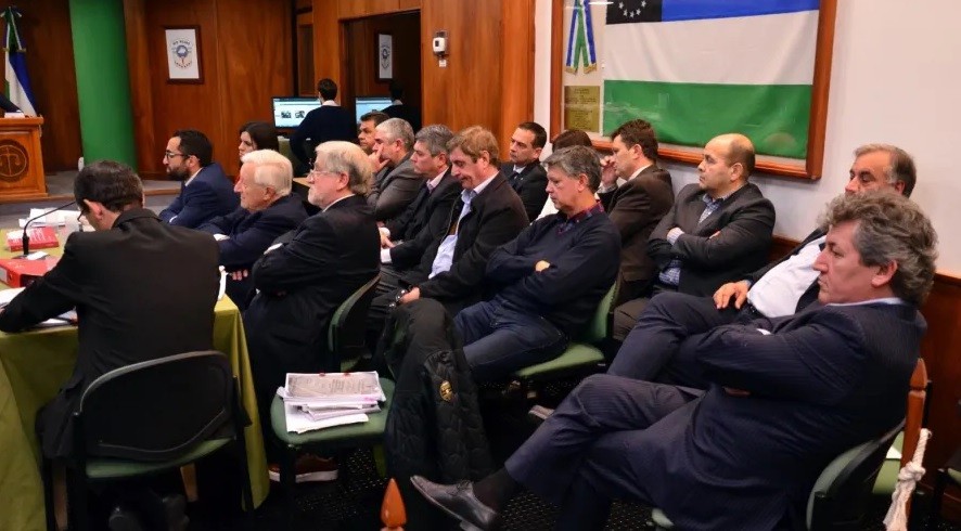 CONDENAN POR SOBRESUELDOS A SIETE EX MINISTROS