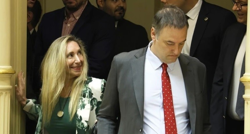 Karina analiza exiliar a Adorni y le buscan un consulado para evitar el Senado