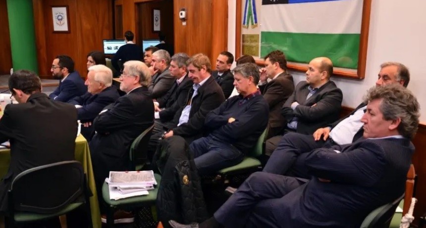 CONDENAN POR SOBRESUELDOS A SIETE EX MINISTROS