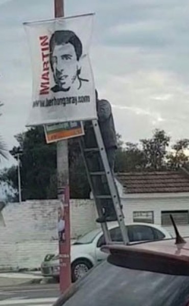 Filman a funcionario municipal tapando carteles del PJ
