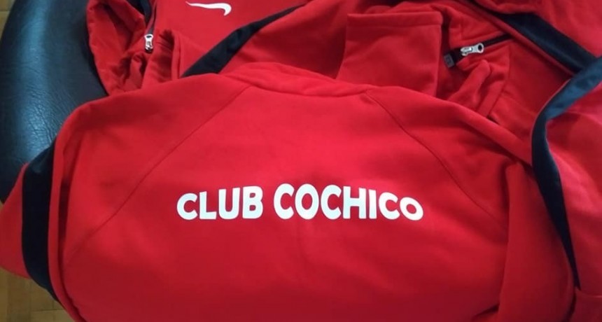 Cochico prepara indumentaria y accesorios para sus simpatizantes
