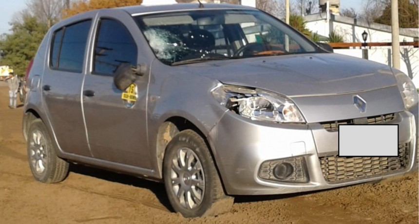 Remis colisionó con dos transeúntes