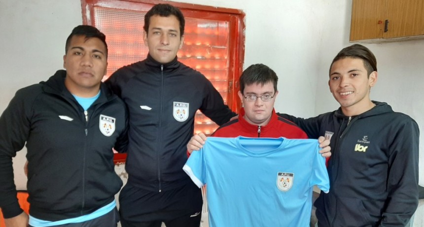 AGRUPACION DE ARBITROS ENTREGA CAMISETA A MAURO