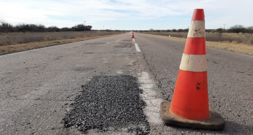 Trabajos de bacheo en la ruta 10