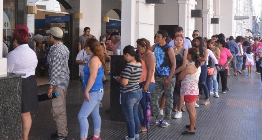 IFE: más de la mitad de los que cobran el bono de $10.000 tienen hasta 24 años