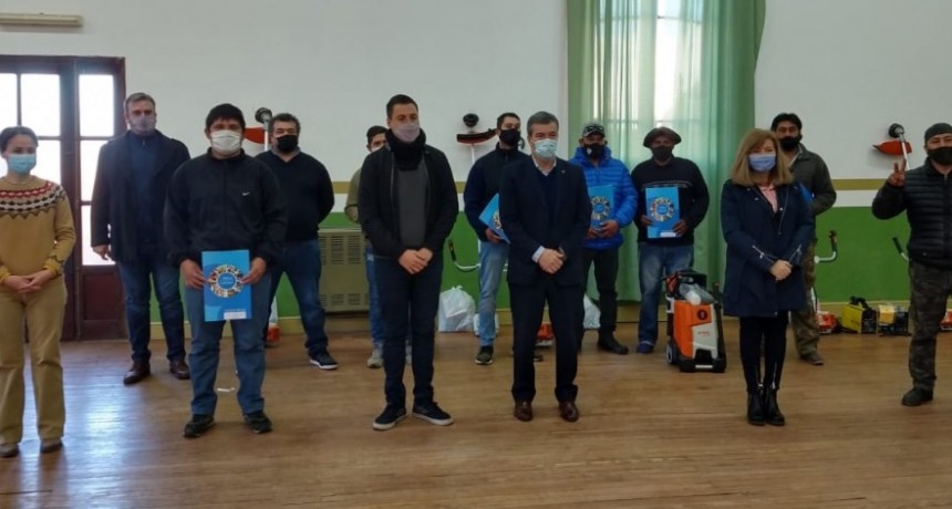 Entrega de maquinarias y herramientas en Telén 