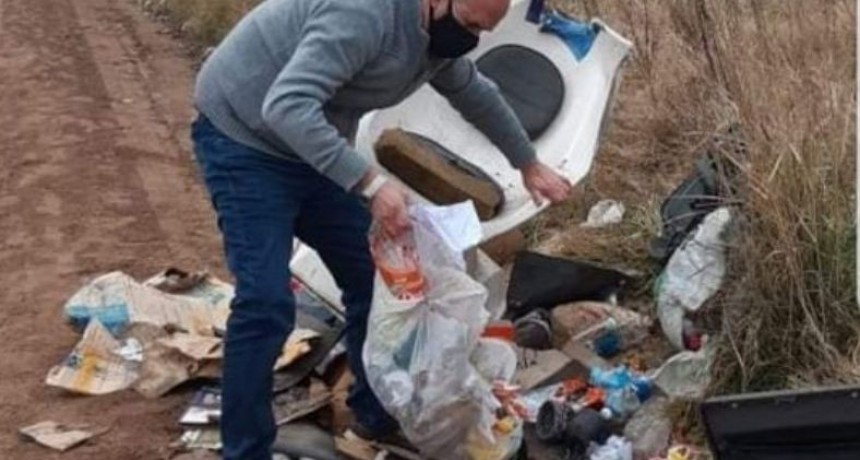  Intendente revuelve la basura para detectar quien la tiró