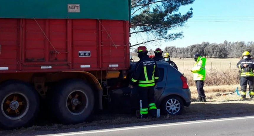 Tragedia en Intendente Alvear: un auto se incrustó bajo un camión en la ruta y murieron 4 personas