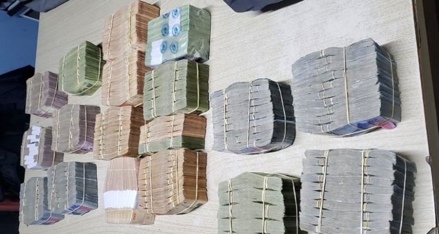 La Pampa: llevaba dos bolsos con más de $8 millones escondidos debajo de bolsas de comida para perros e investigan el origen del dinero