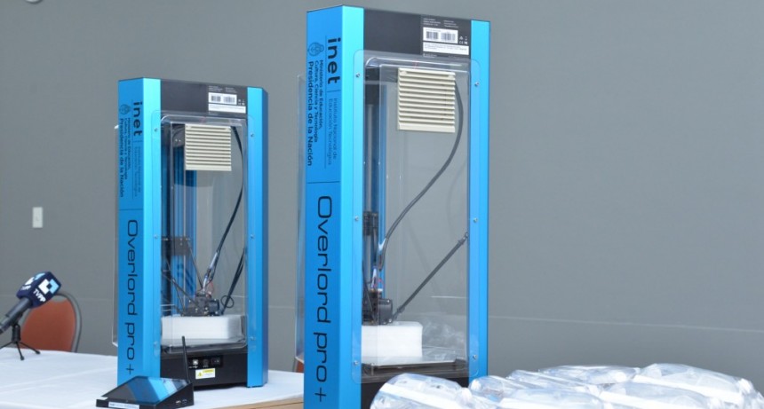 Entregaron 13 impresoras 3D para instituciones educativas pampeanas, una llegó a la EPET N° 8 de Telen 