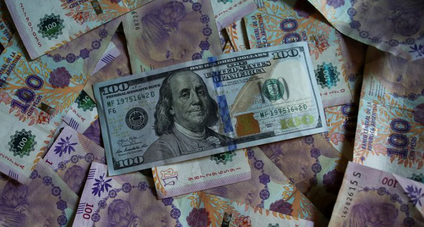 Se derrumba el peso: cotización del dólar Blue marca un nuevo récord 