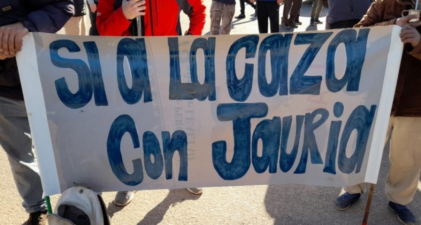 MULTITUDINARIA MARCHA DE CAZADORES A CASA DE GOBIERNO (video)