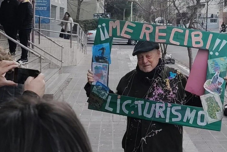 A los 82 años se recibió en Turismo y sueña con ayudar a otros a viajar