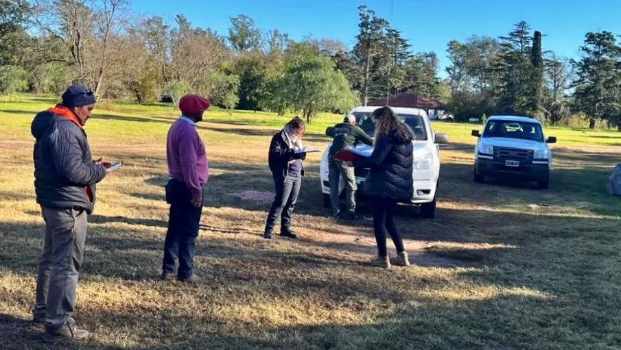 DOS TRABAJADORES RURALES SIN AGUA POTABLE NI MERCADERÍA