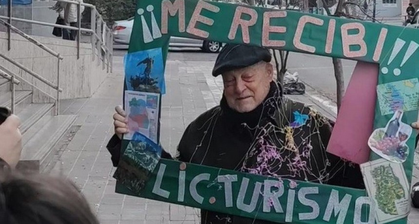 A los 82 años se recibió en Turismo y sueña con ayudar a otros a viajar