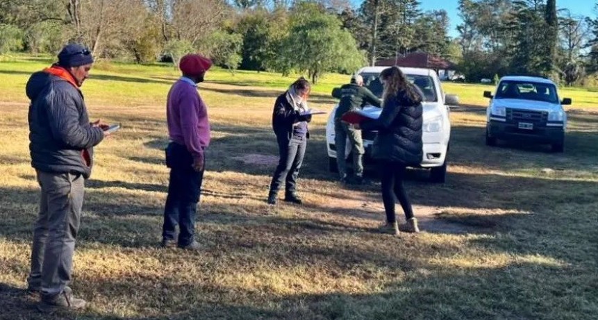 DOS TRABAJADORES RURALES SIN AGUA POTABLE NI MERCADERÍA