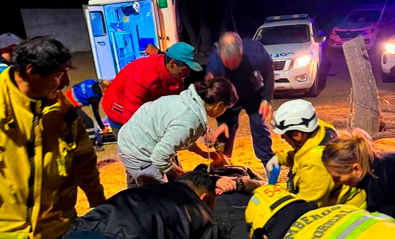 Rescataron a un joven que se cay&oacute; en un pozo de 60 metros en un campo de Luan Toro
